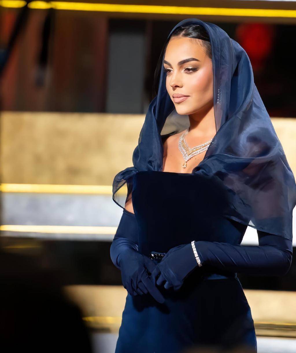 豪气,亮相沙特颁奖典礼秀大长腿,身上珠宝价值百万_乔伊娜_人家_梅西
