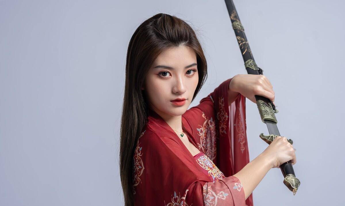 乱世红颜显真情:聊聊《大唐双龙传》中双龙关系最密切的三个美女_傅君