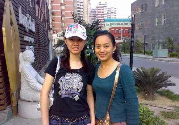 卓依婷跟女儿骑脚踏车,素颜肤色暗黄,穿的也很普通!_化妆_显得_气质