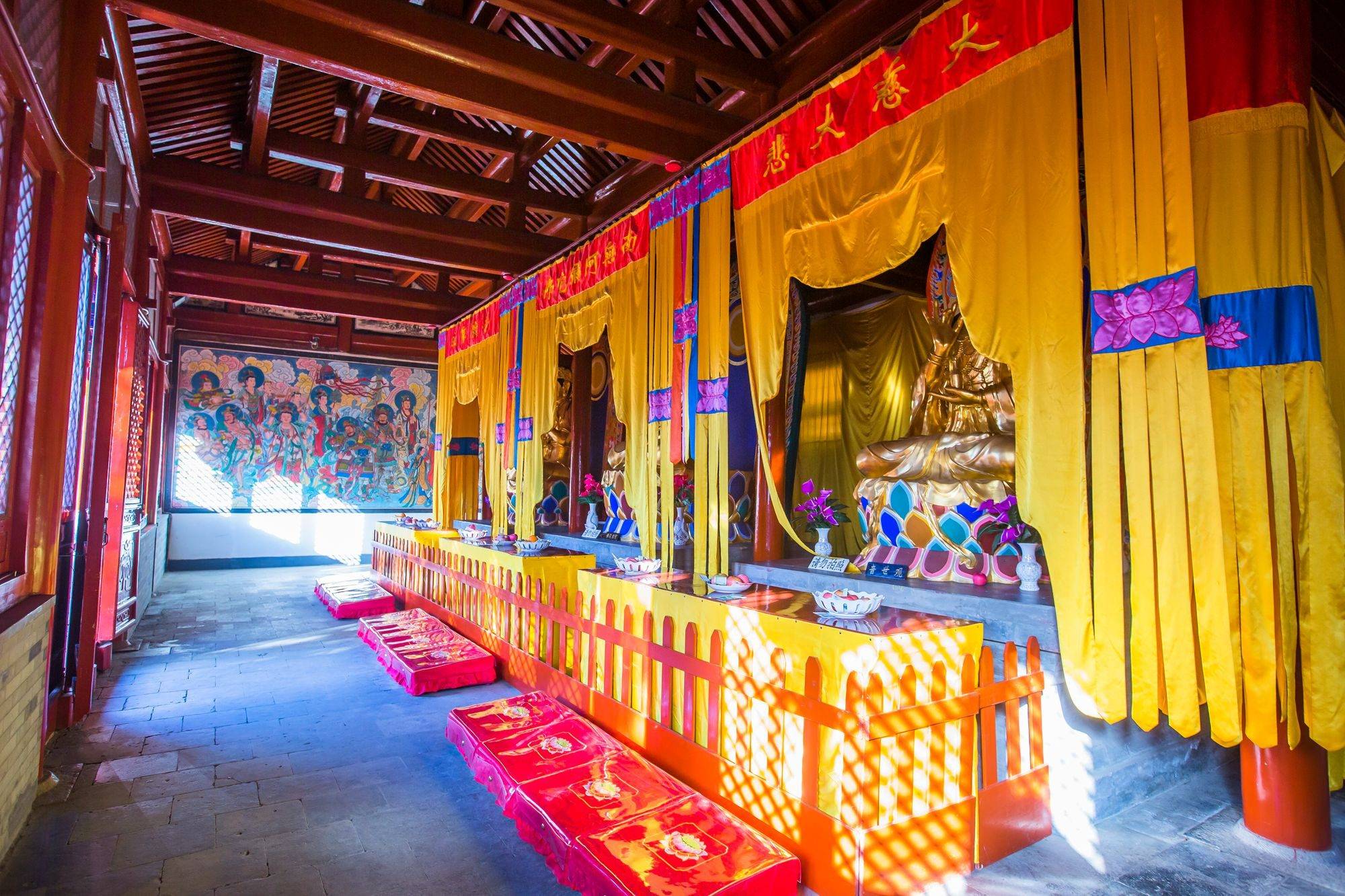 大雄宝殿为红螺寺主殿,正面供奉的是释迦牟尼,药师佛和阿弥陀佛,东西