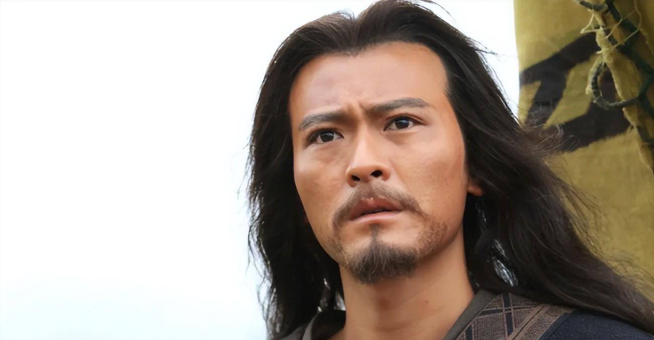 杨政饰演的"陆海"本应顶替他做卧底,但不想伤害"夏杰"的"陆海"却与他