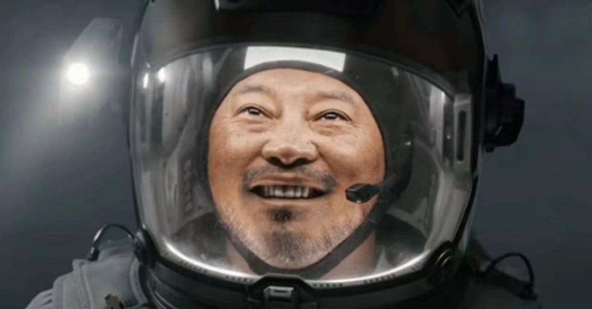 影片中沙溢饰演的师父张鹏总是将吴京饰演的徒弟刘培强当成一个孩子