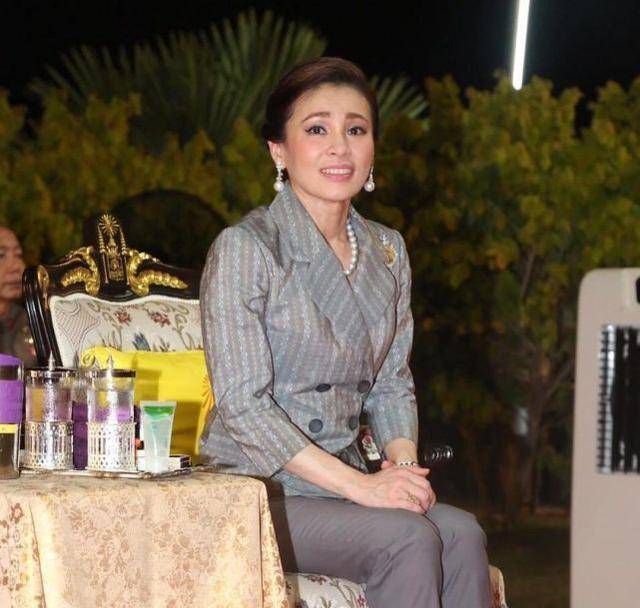 泰国诗妮娜贵妃出狱后恢复快,脸变圆润,略施粉黛比