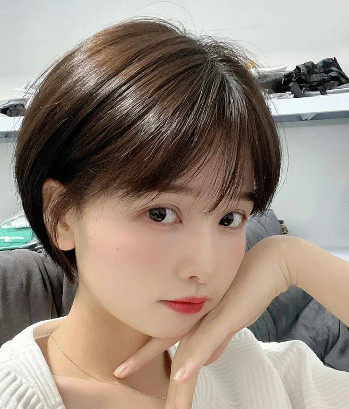 所以长脸女生完全没有显脸胖的发型只要不过多的在发梢做造型基本不
