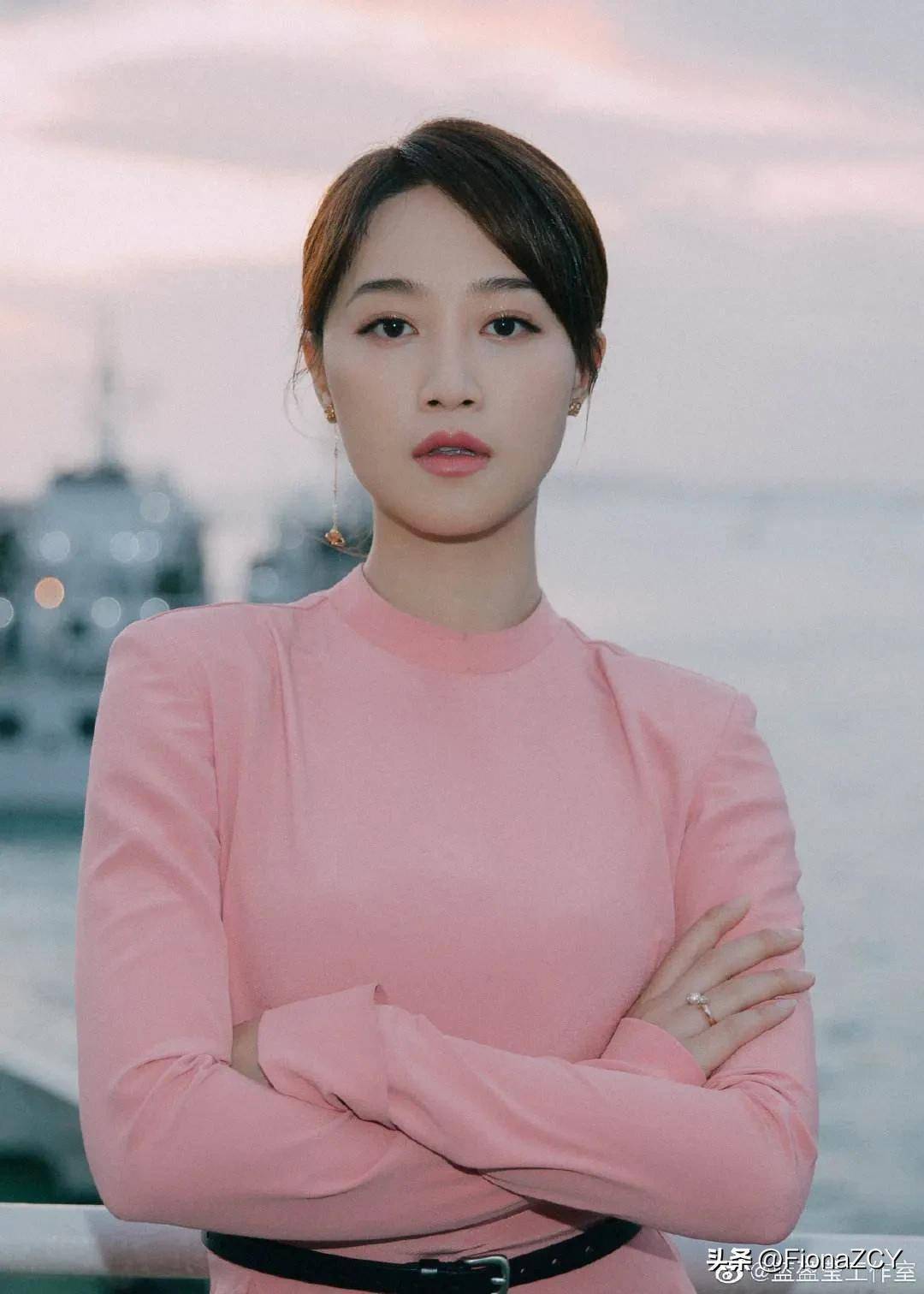 蓝盈莹 一身鎏金色鱼尾长裙,出席国剧盛典,优雅性感!_造型_身材_不材