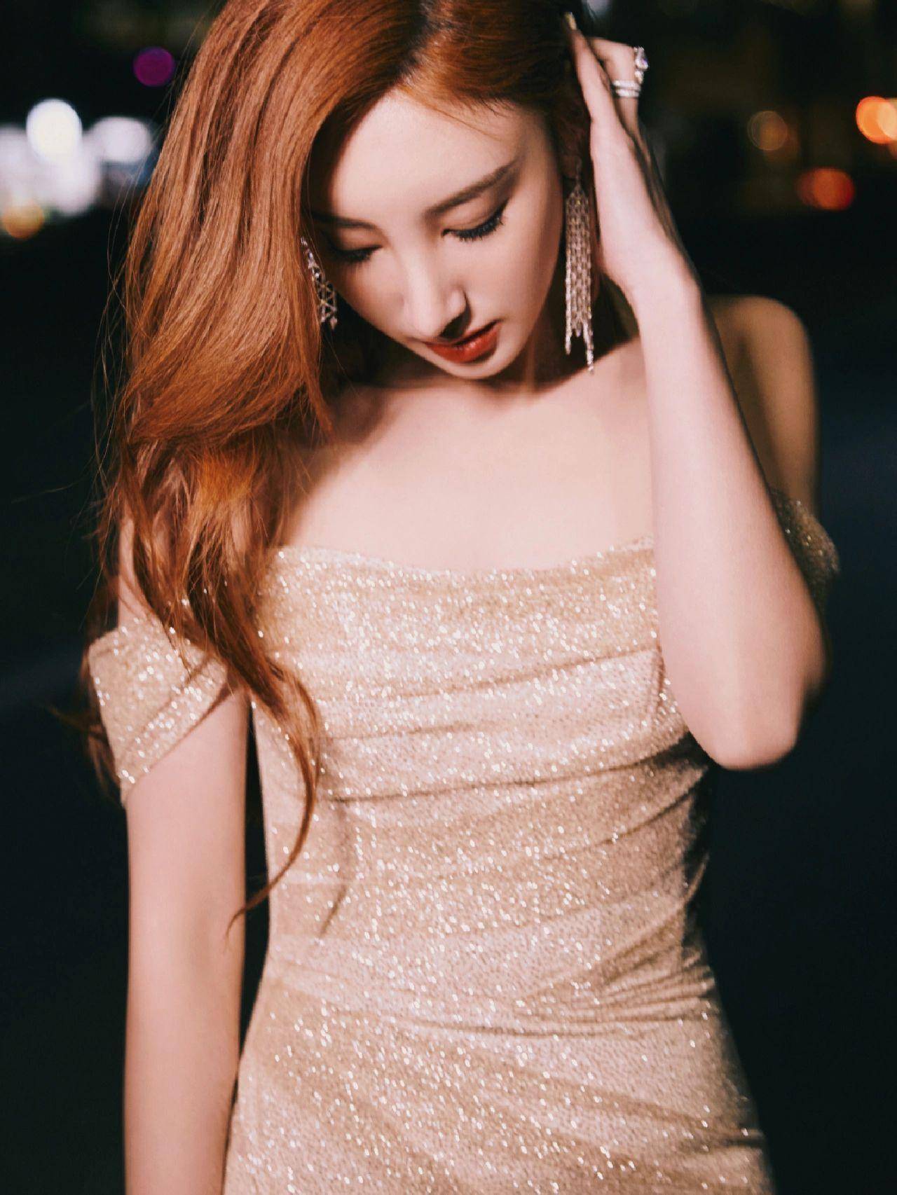 明星写真:许靖韵高开叉紧身包臀裙大秀窈窕身材,性感美腿抢镜_艺术_女