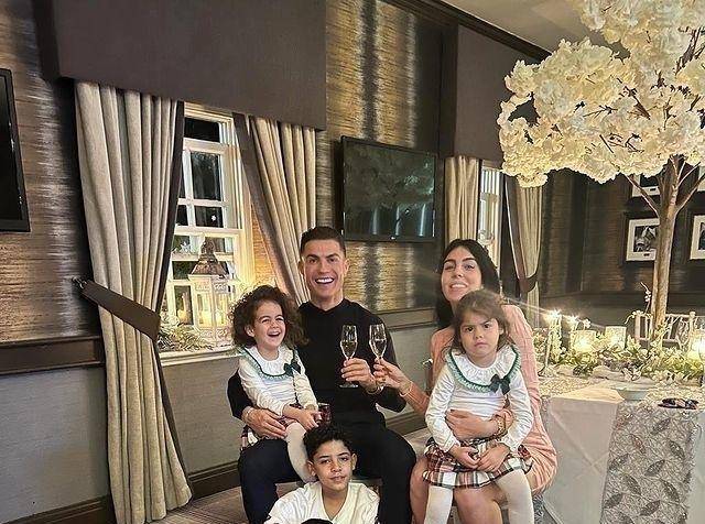 36岁c罗晒新年全家福,乔治娜遮住孕肚,亲生女儿太灿烂难怪受宠_球星