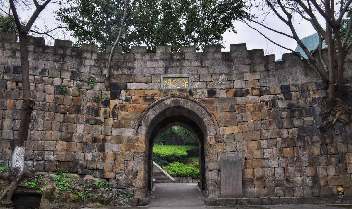 据《顺平县志》记载,西五里岗村解某于3月间率众攻南街德国人的天主