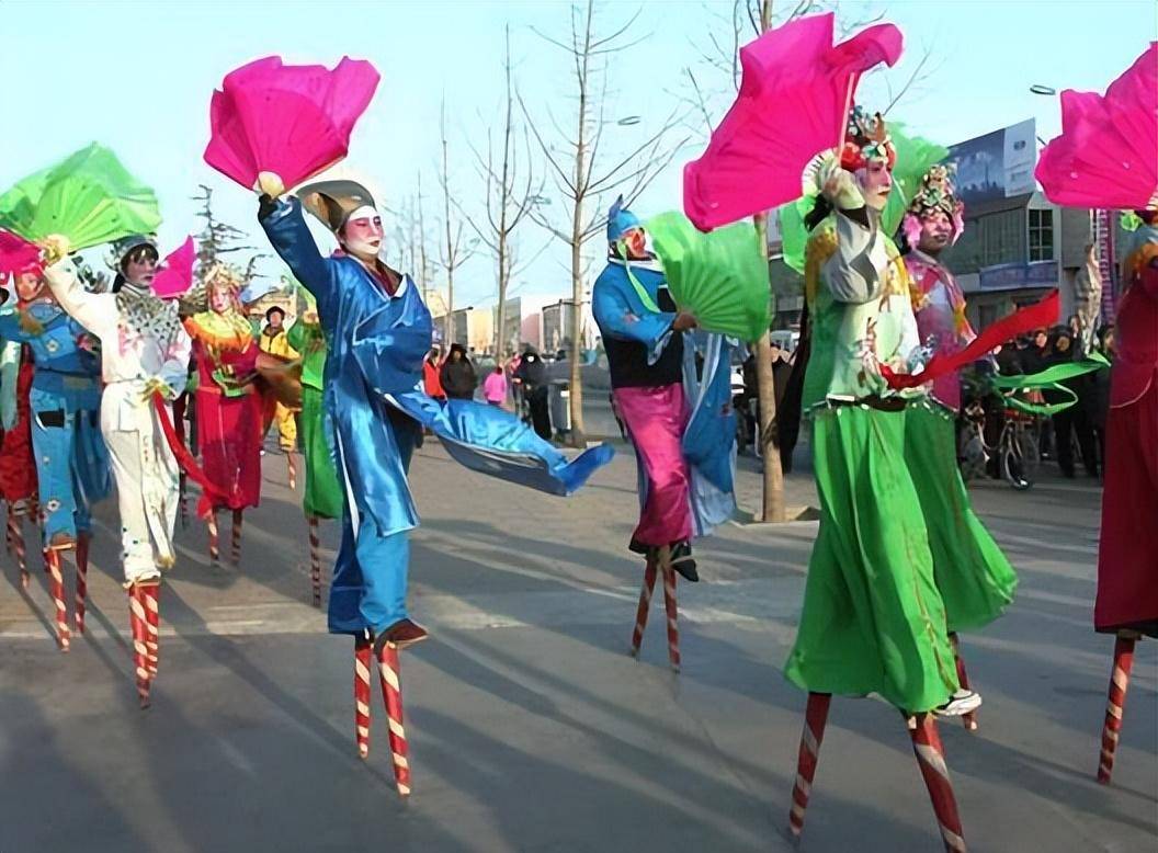 元宵踩高跷的图片图片