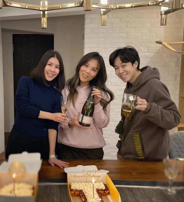 蔡健雅豪宅内过48岁生日,吴青峰晒照庆祝,许茹芸喝酒面色红润_蔡坦雅