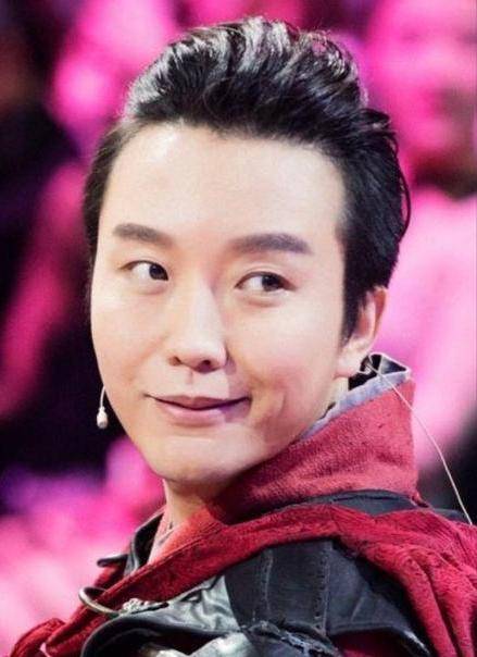 28岁凭女装大火,41岁因视频形象垮掉,42岁的李玉刚怎样了_生活_父母