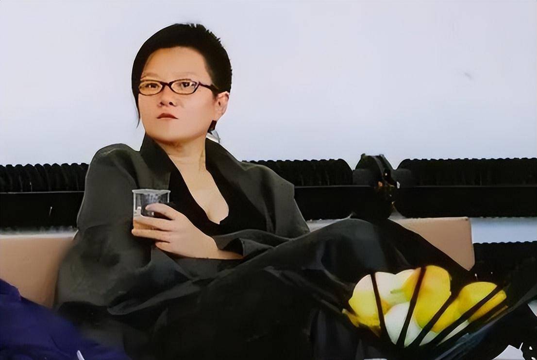 "名门痞女"洪晃,四段婚姻三次分手,60岁追得真正