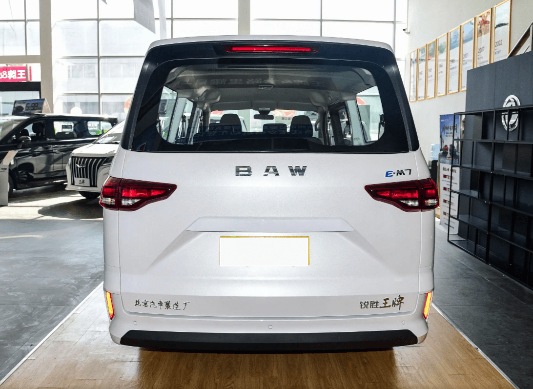 从侧面来看,这款王牌m7新能源搭载的是钢制轮毂,单侧移滑门,这和江淮