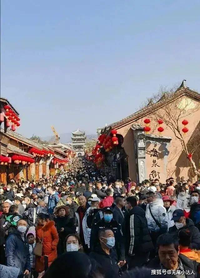 全国各地景点,那真是彩旗飘飘,人山人海,人头攒动,而且基本上是不戴