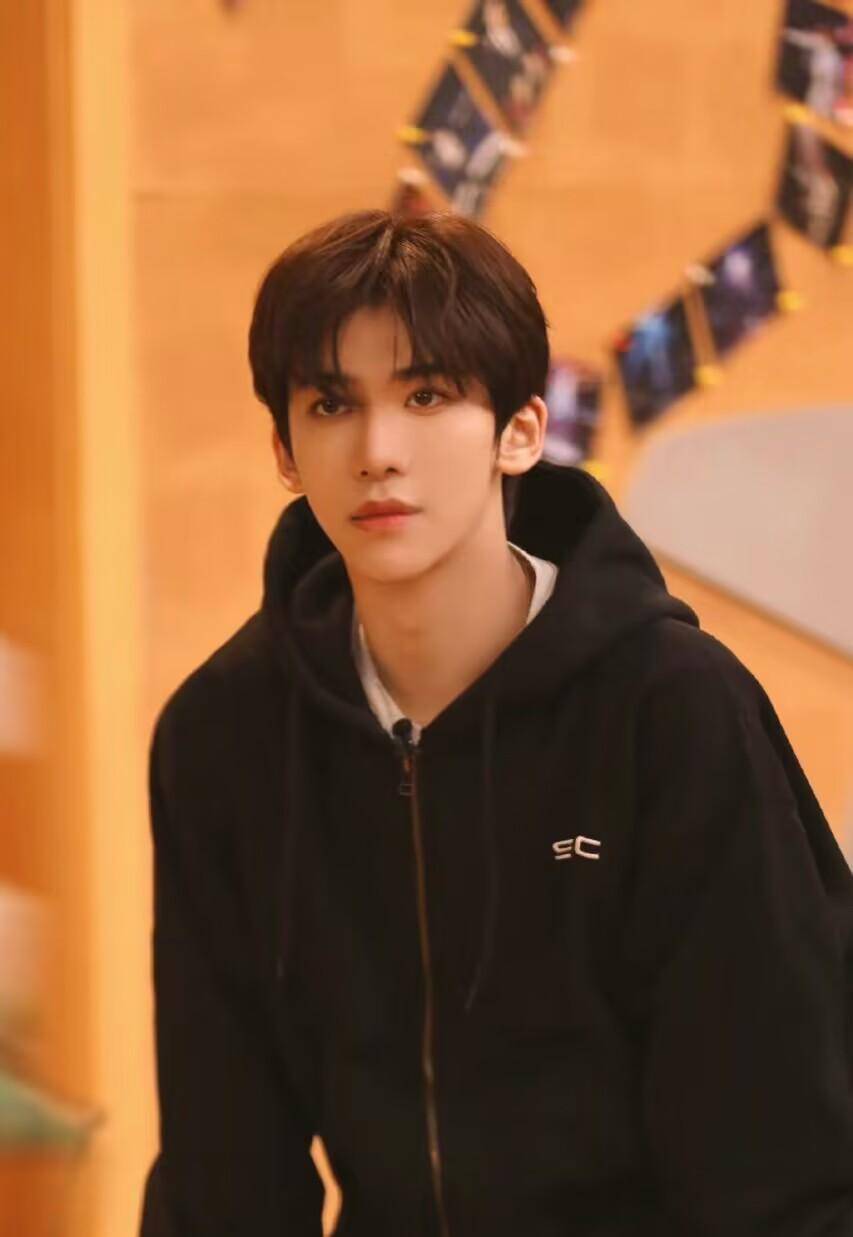 当初和他同一档节目的还有蔡徐坤,范丞丞(范bb亲弟弟,这两个人都是