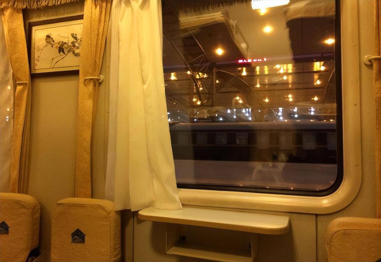我国首列全卧铺火车,全程727公里不设停站点,乘客一觉睡到终点_进行