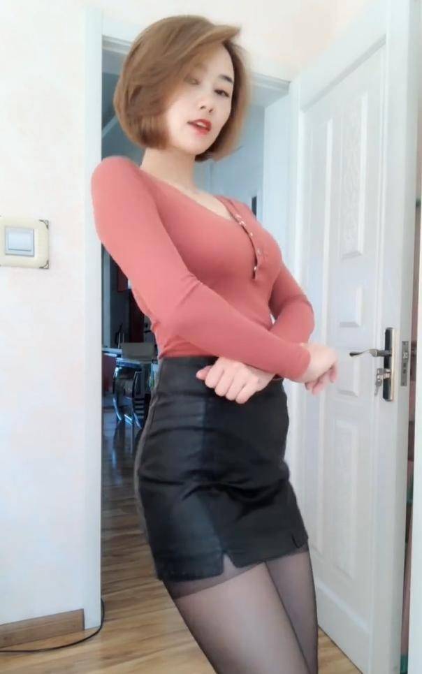 知性女人穿上皮裙,从心底涌现出她的质感美_少妇_着装_姐姐
