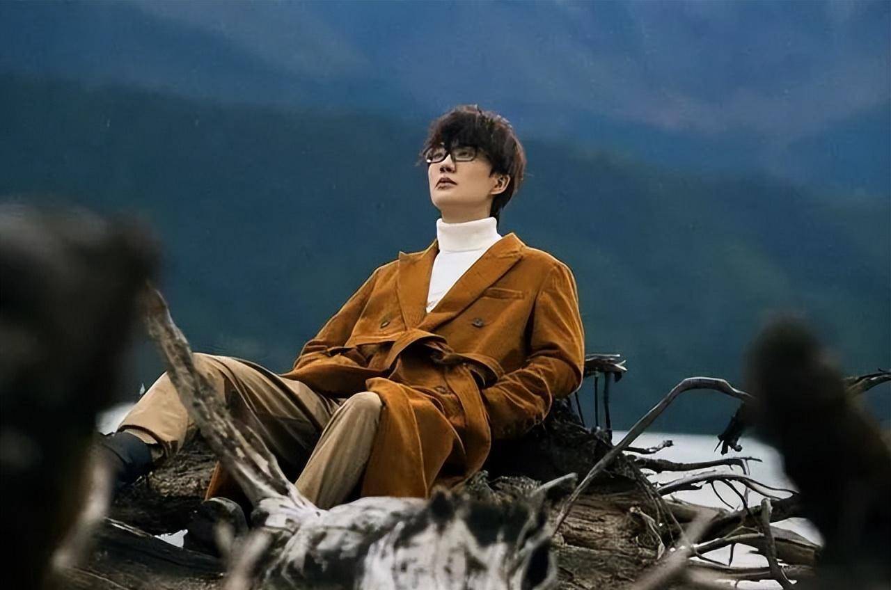 《呼吸之野》,列为自己的十佳内地专辑,"一首《假摔》,体现的是许嵩