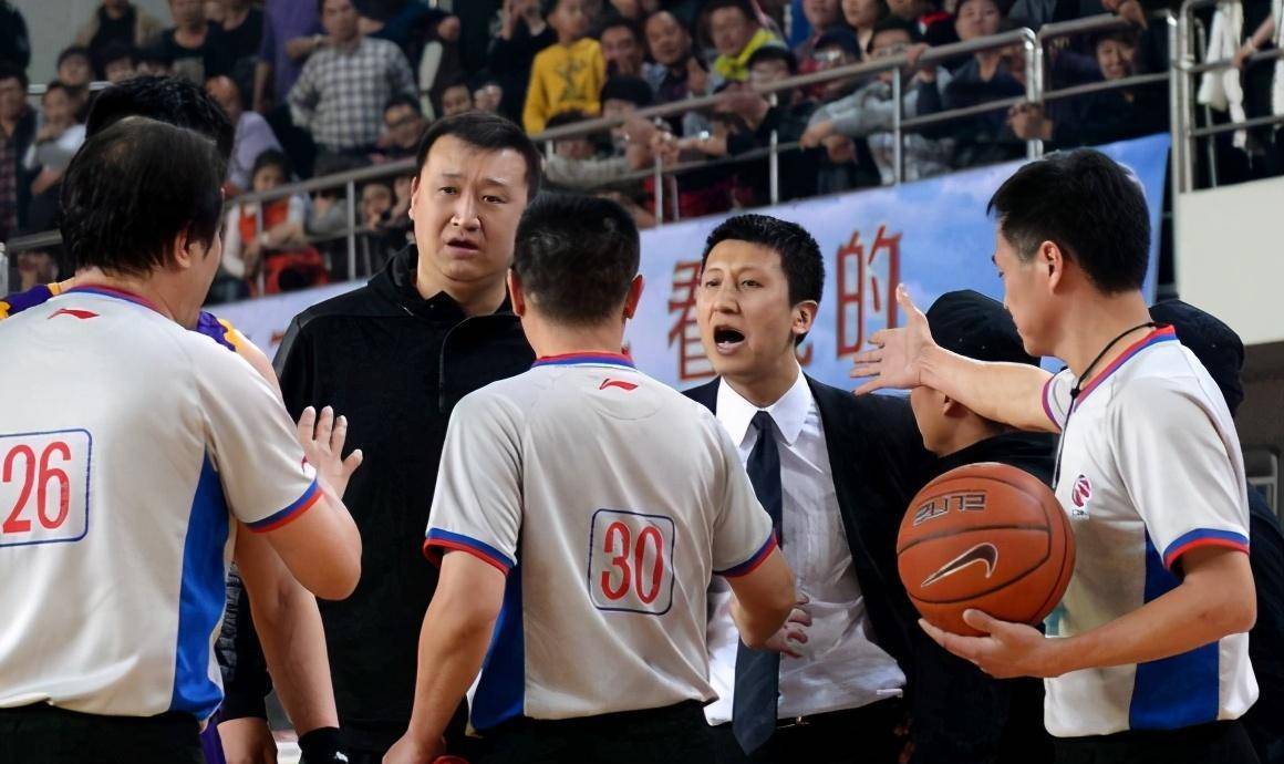 误判高诗岩假摔致山东输球,篮协终于要严惩他了_比赛_裁判_问题