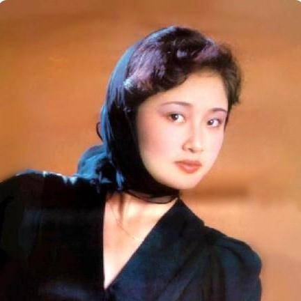 其实盖丽丽与陈凯歌的老婆陈红是同级的演员,她在读书的时候接拍电影