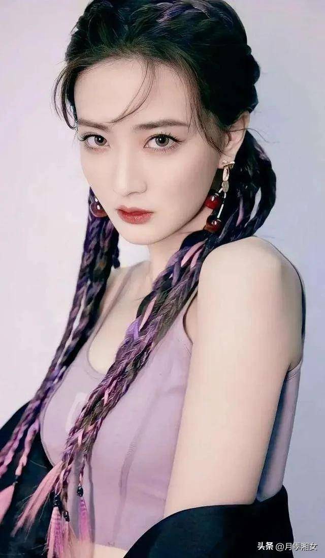 作为五官之首,徐璐的鼻子长的真是太好了,高挺的鼻梁,拥有一点凸起的