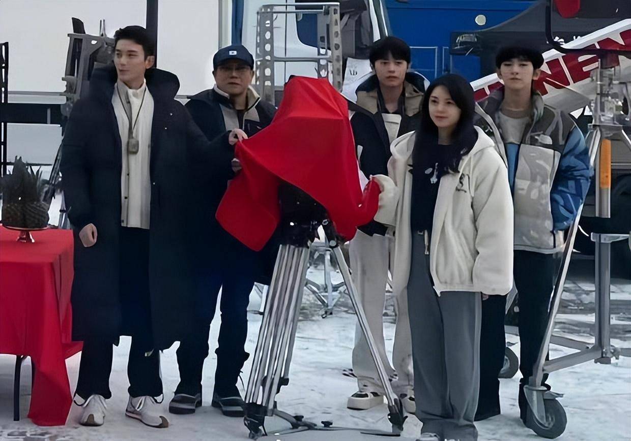 吴磊赵今麦新剧在芬兰开机 二人穿搭保暖身高差般配_暴雪_形象_羽绒服