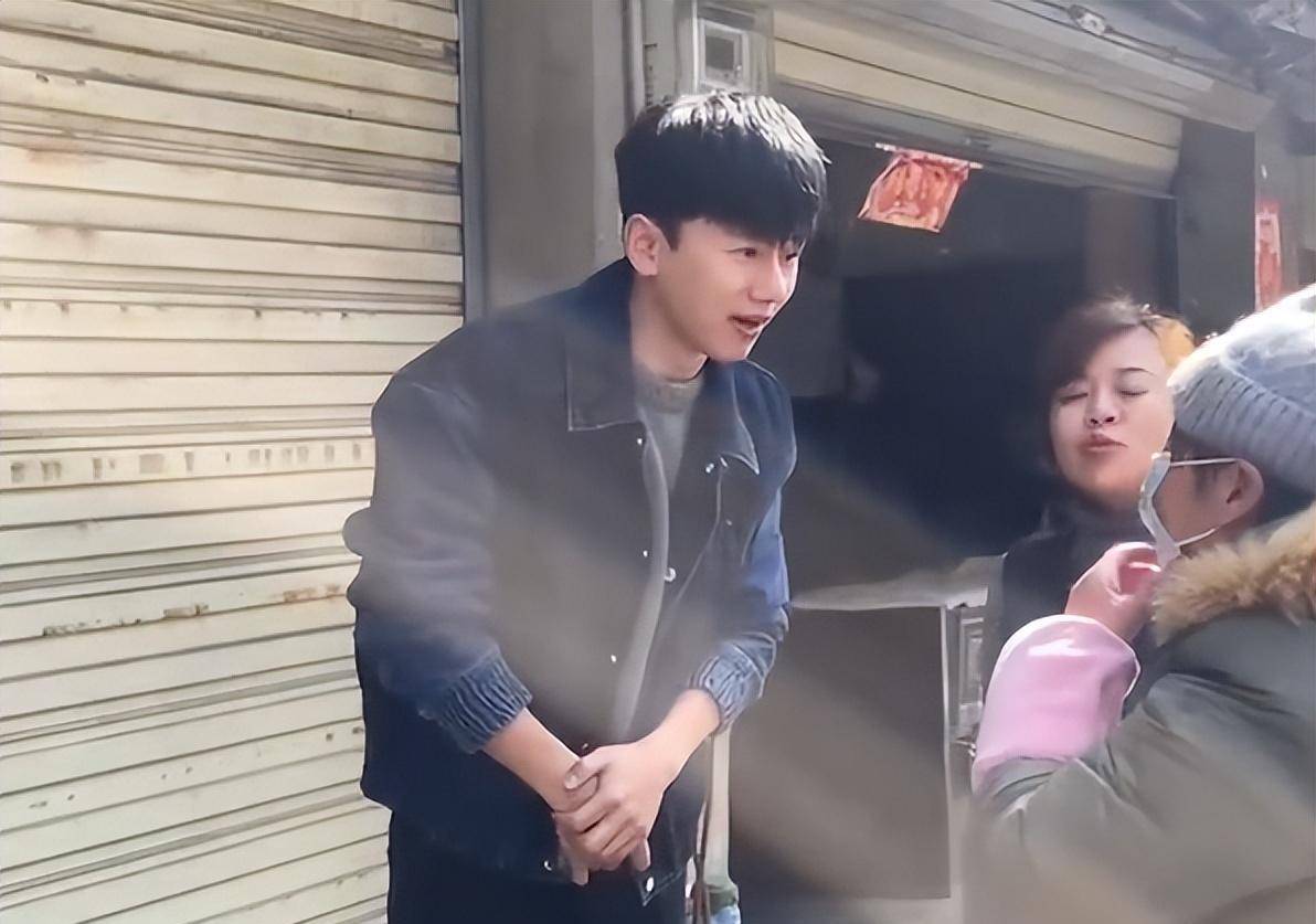 张杰回成都老家过年,遭邻居投诉堵住回家路_老人_微博_小时候