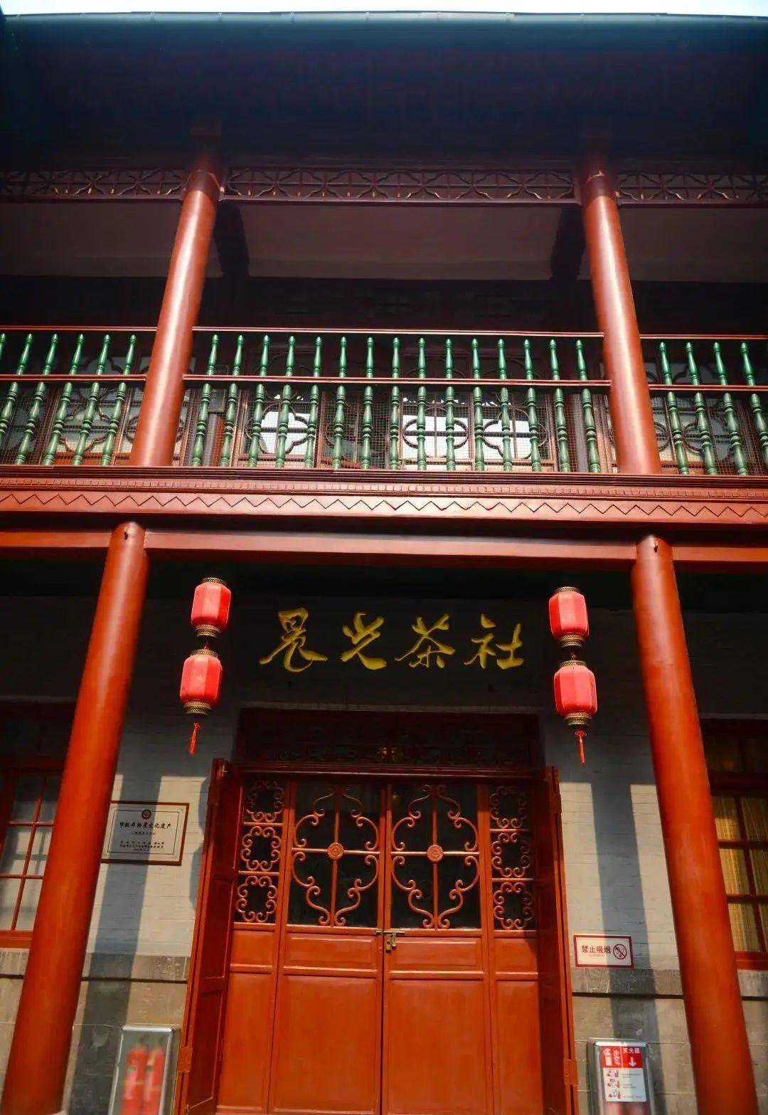 栩栩如生的铜像,仿佛把人带回了几十年前曲艺说书的现场,身临其境地