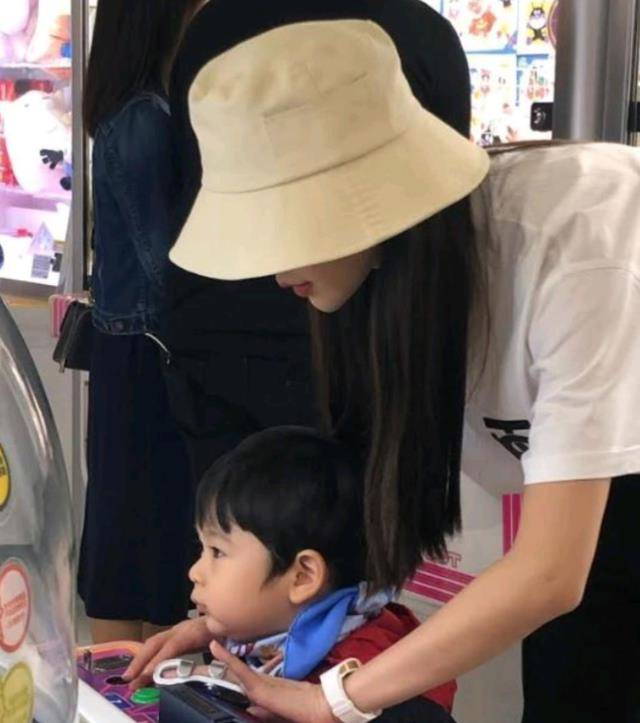 其中包括了著名游泳运动员宁泽涛的"富婆"女友虞然