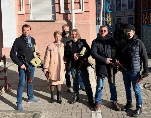 乌克兰老百姓被忽悠打仗,美女前总理飞到迪拜花天酒地_季莫申科_连