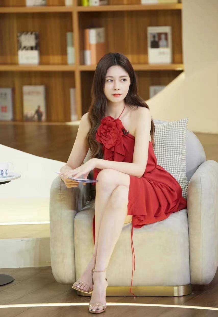 沈梦辰节目穿搭,红色挂脖裙明艳动人,却被面前的大红花抢镜了_造型_一