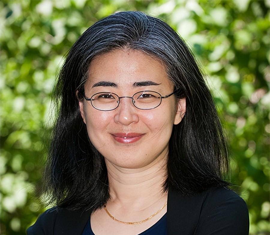 才女田晓菲13岁进北大,27岁哈佛毕业,嫁52岁三婚教授正式入美籍_海子