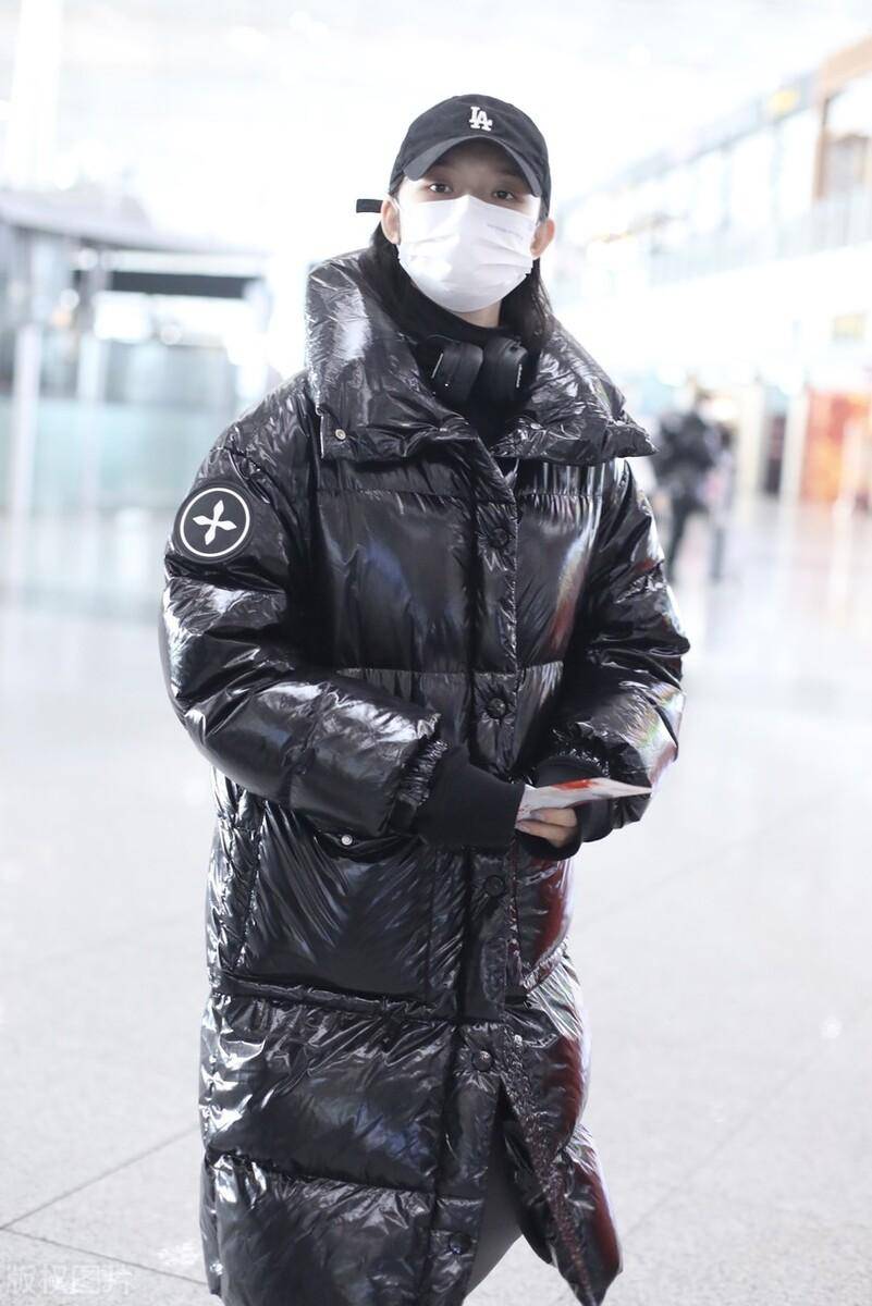 林允北京机场街拍,身穿黑色亮面长款羽绒服,搭出冬天该有的样子_棒球