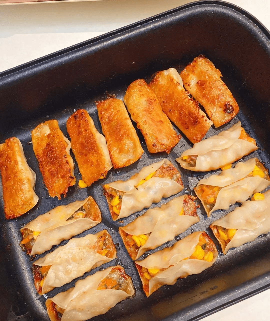 懒人玉米鲜肉锅贴|酥脆多汁超满足,不用和面超简单_胡萝卜_底部_饺子