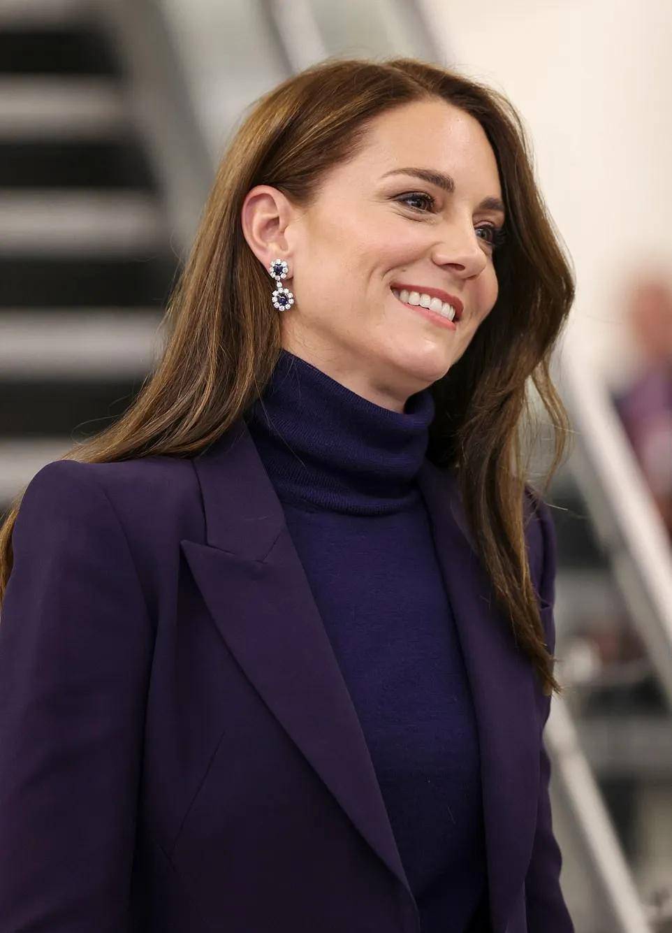 品牌麦昆家的海军蓝套装,搭配戴安娜王妃的沙特蓝宝石花型吊坠耳环