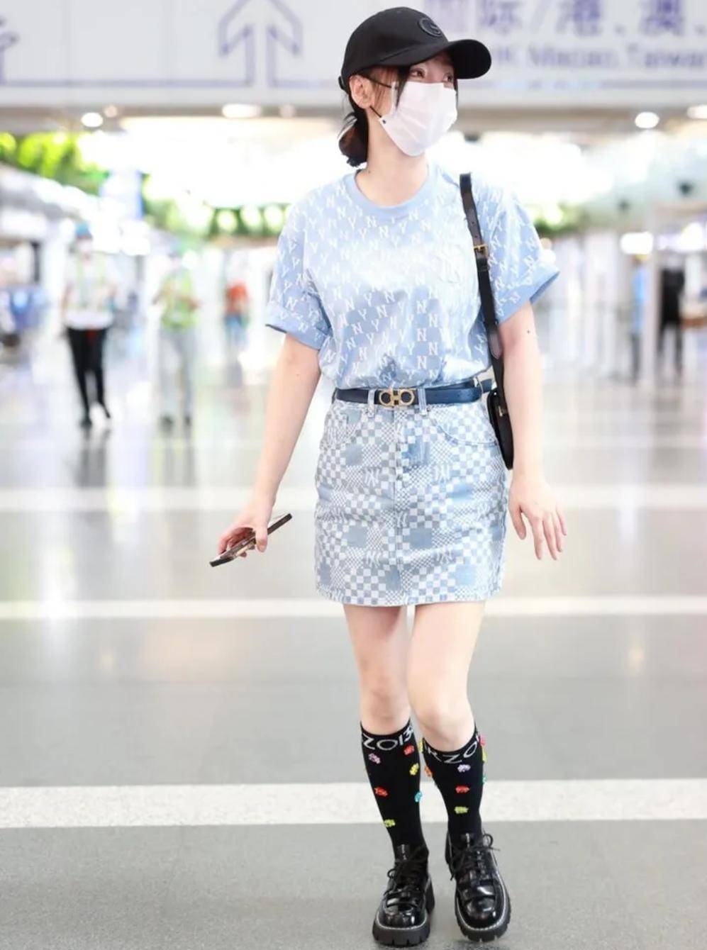 再执着于"显身材"风格的柳岩,在穿衣上更显年轻和自信_女性_黑色_袜子