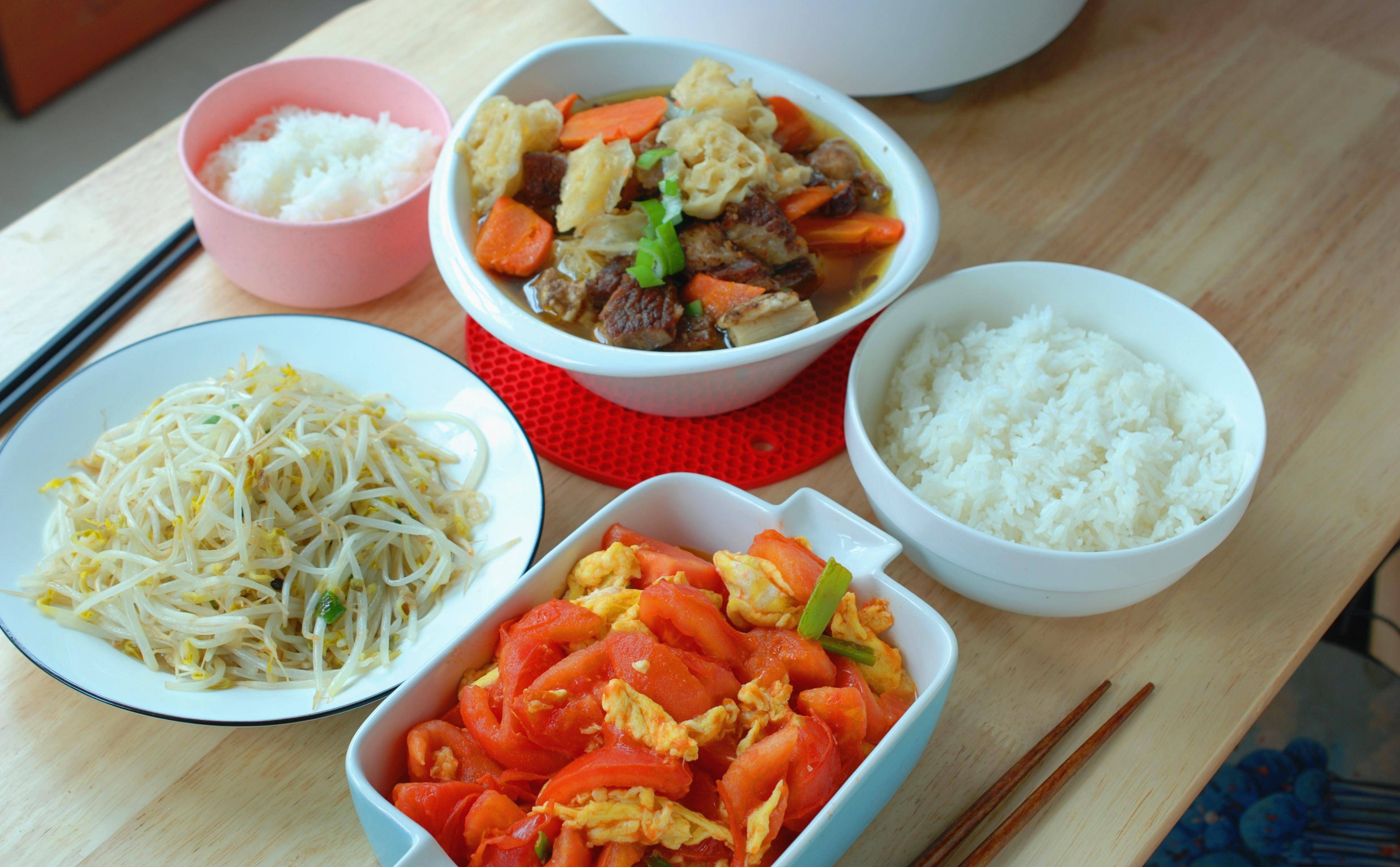 3个菜1主食:萝卜炖牛肉,西红柿炒鸡蛋,醋溜绿豆芽,主食是大米饭.