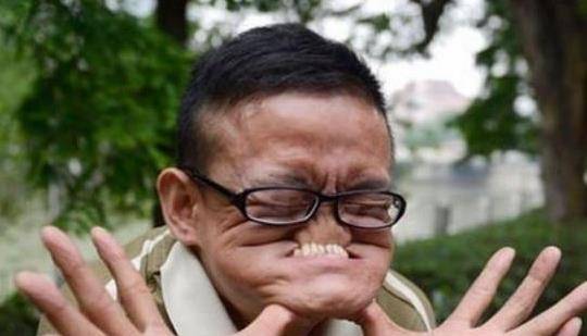 四川小伙扮丑脸,一不注意就获得了世界纪录,成为世界上最丑的人