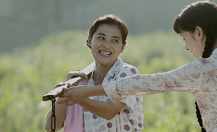 父母爱情:穿着高跟鞋和布拉吉去挑水,此举背后安杰在想什么呢?