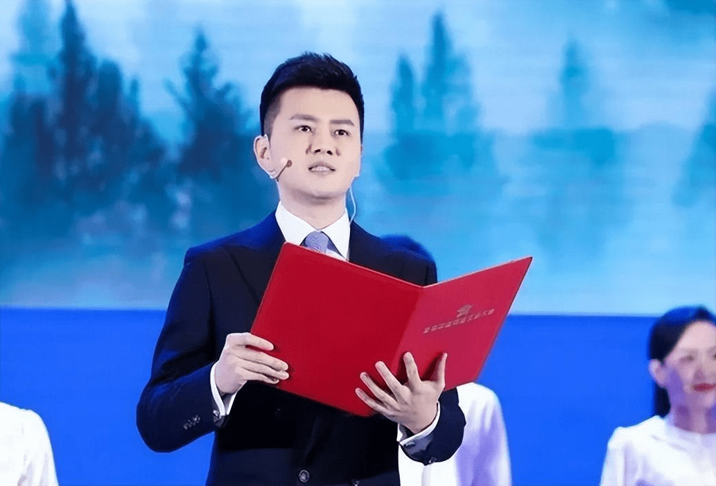 央视主播严於信:生活中的好儿子和好丈夫,迎娶美娇妻家庭美满_工作