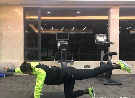 27岁张彬彬为保持好身材卖力健身,汗水湿透衣服_自律_标准_演艺圈