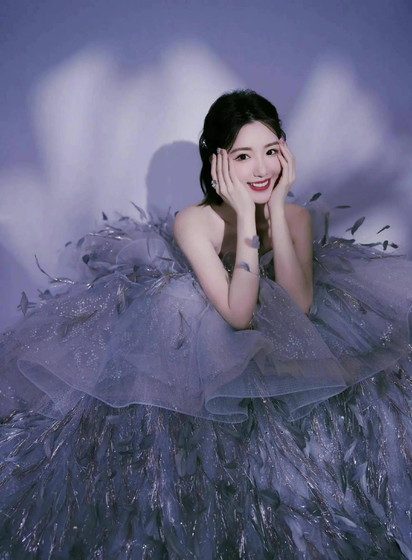 毛晓彤银色羽毛梦幻蓬蓬裙红毯造型,漂亮精致得像银河里的小仙女_玫瑰