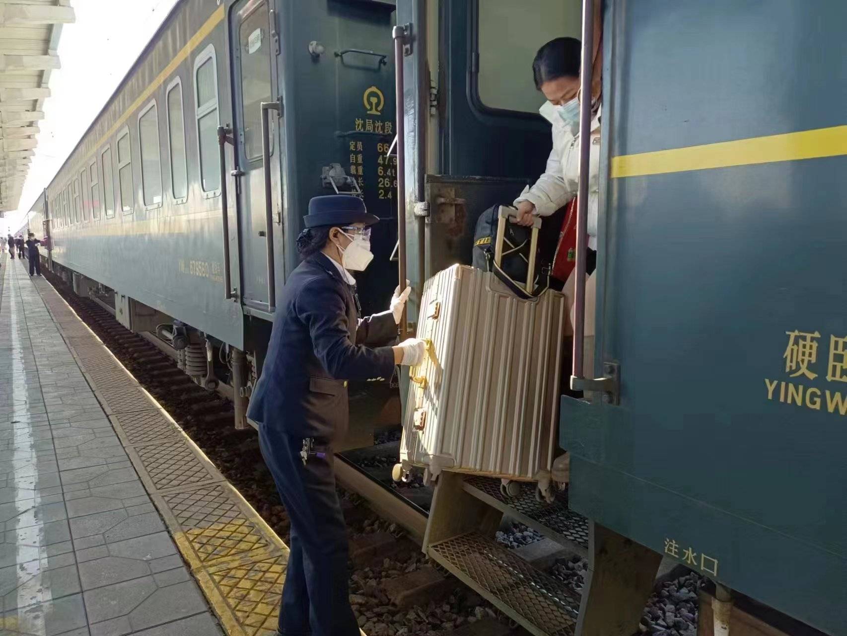 大连客运段干部职工坚守纪实:2023年春运,我在._次列车_旅客_唐晔