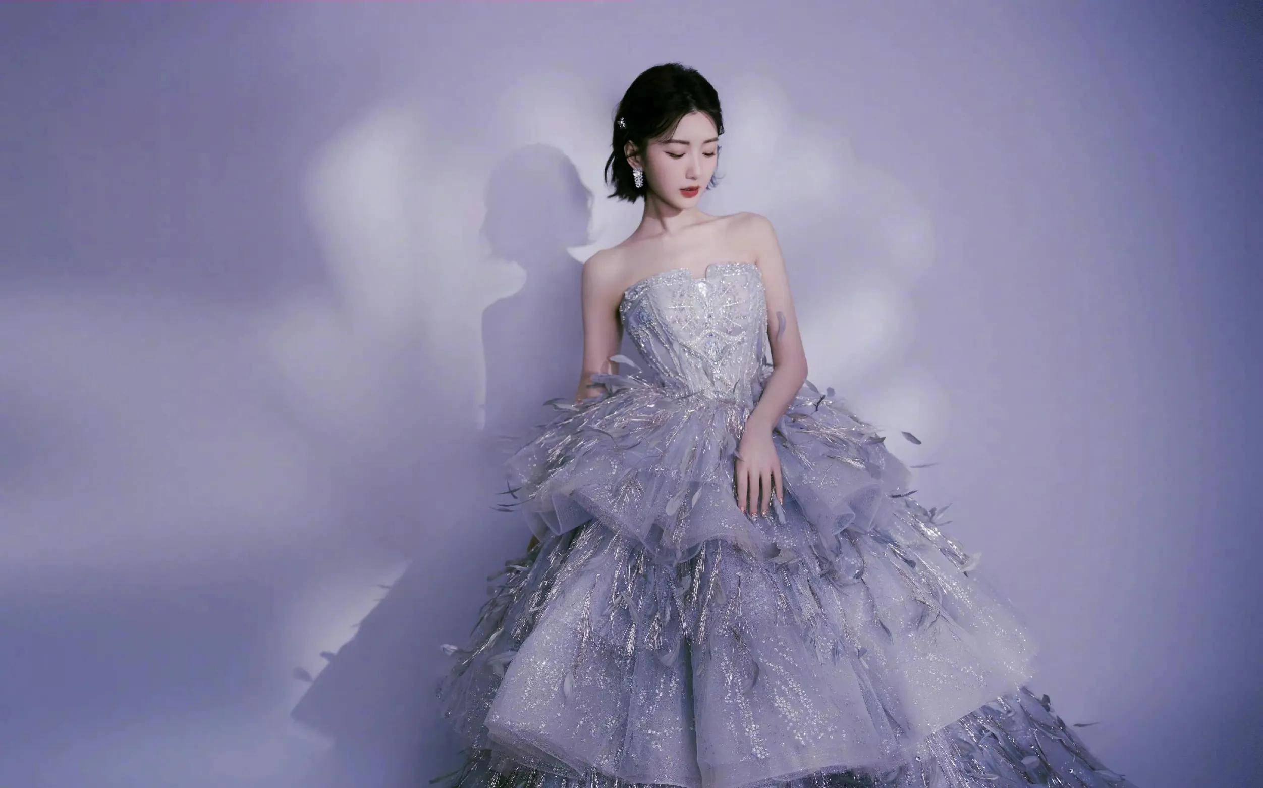 毛晓彤银色羽毛梦幻蓬蓬裙红毯造型,漂亮精致得像银河里的小仙女_玫瑰