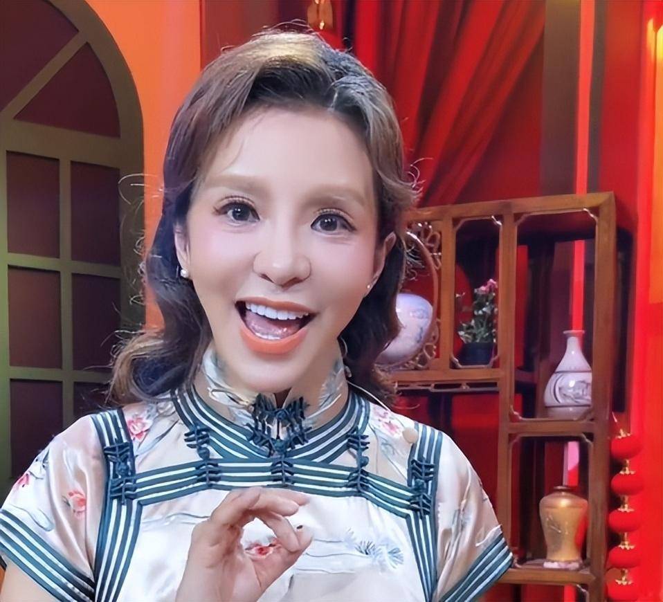 央视一姐朱迅晒新年开工照,歪嘴僵脸认不出,满脸为何都是疲倦?