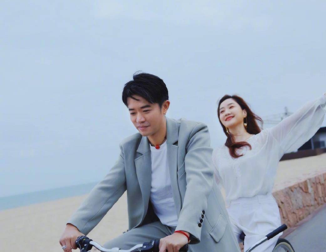 "凤凰传奇"玲花节目上找不到纸巾擦泪,一把扯走曾毅的西装手帕_网友