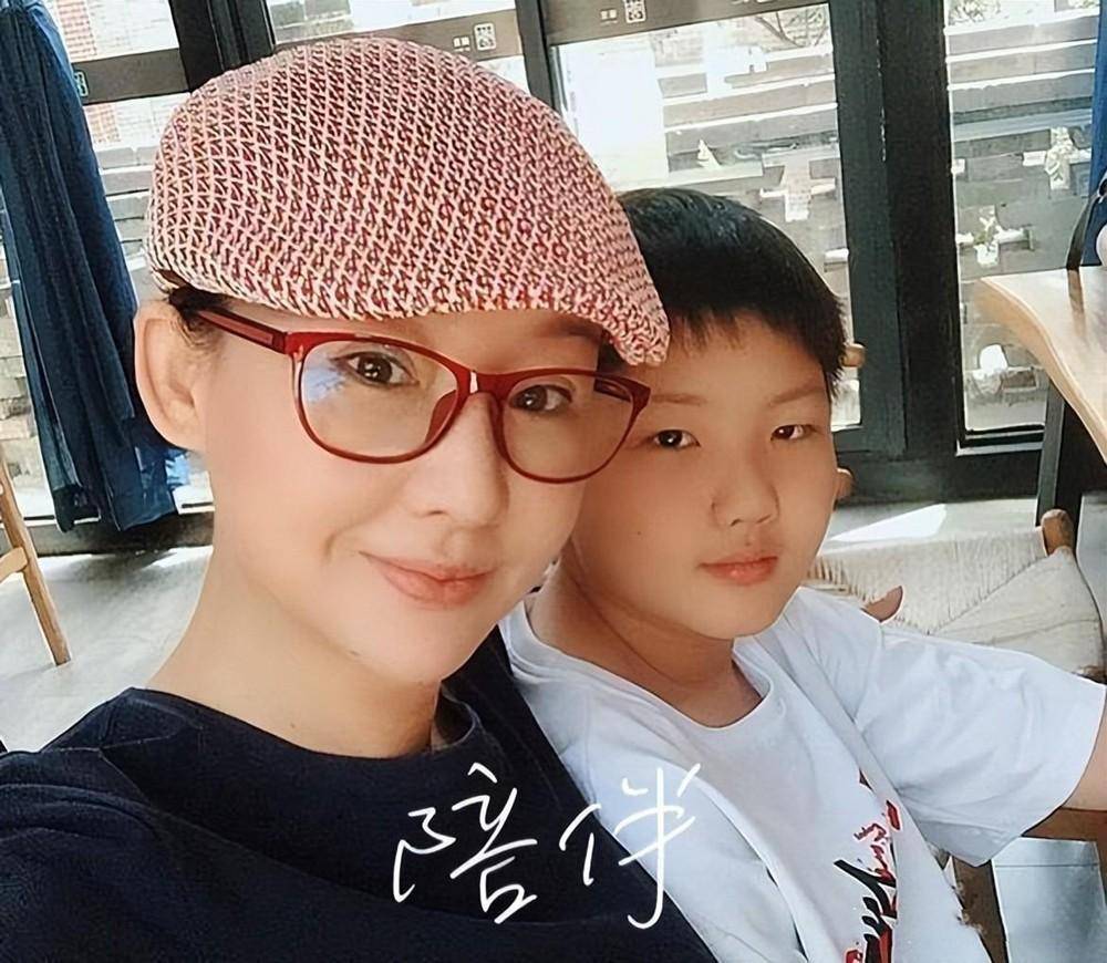 孙楠和儿子罕见合体现身,15岁孙苝身高快超爸,父子共用一张脸_运动