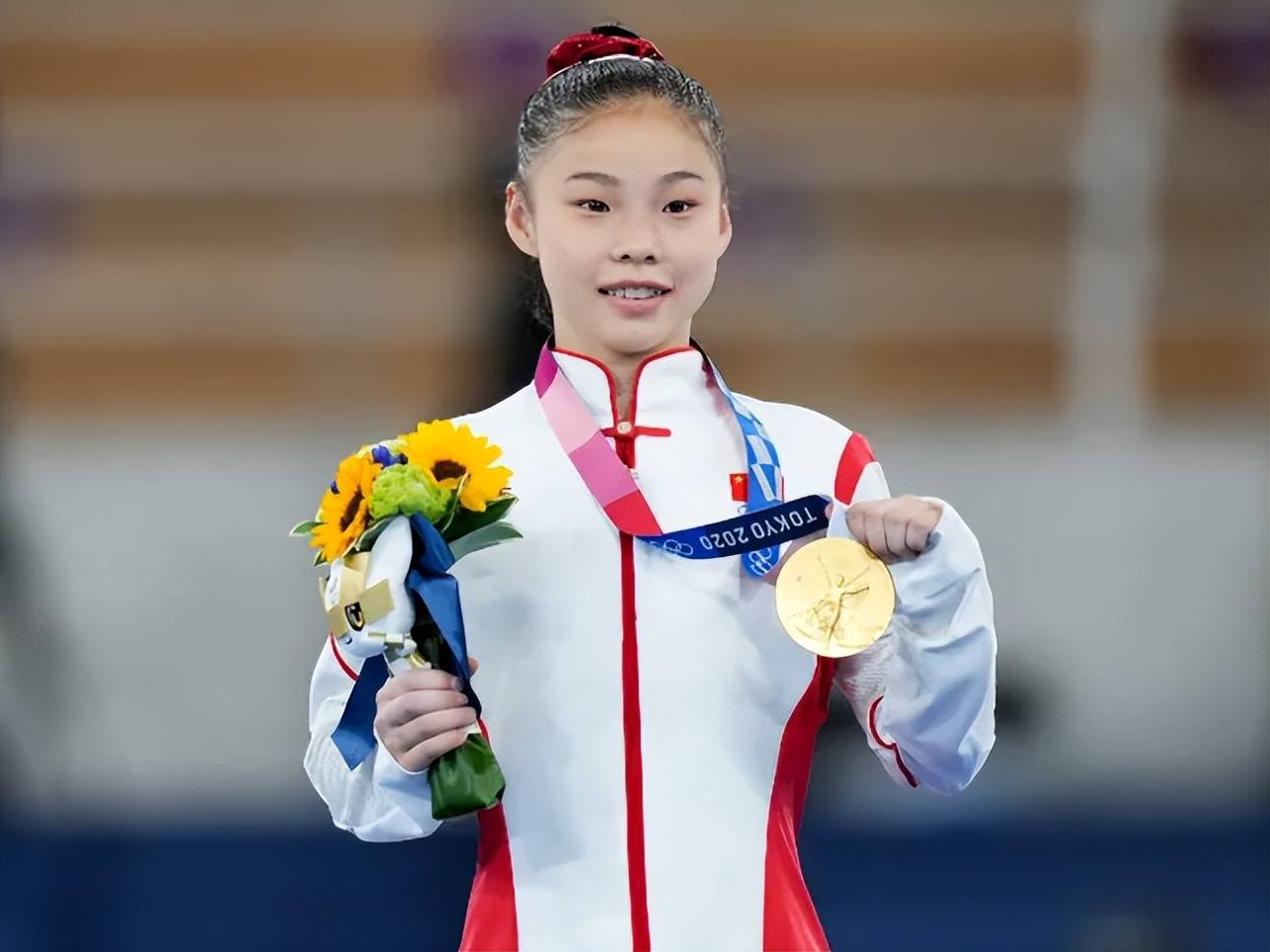 管晨辰寒假挑战"大貔貅",舞姿灵活可爱,客厅背景却引起关注_网友_大学