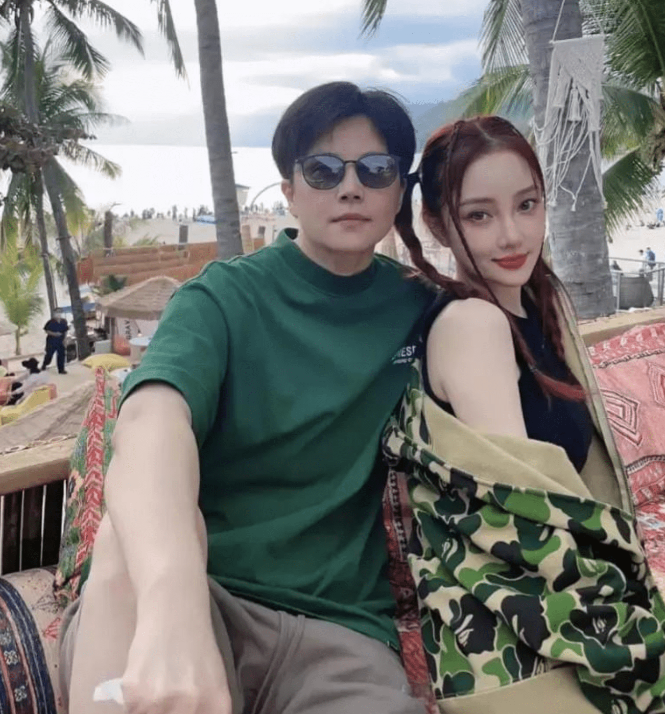 李小璐高调晒出亲密合影,被疑新恋情,知情网友火速曝光真实身份_状态