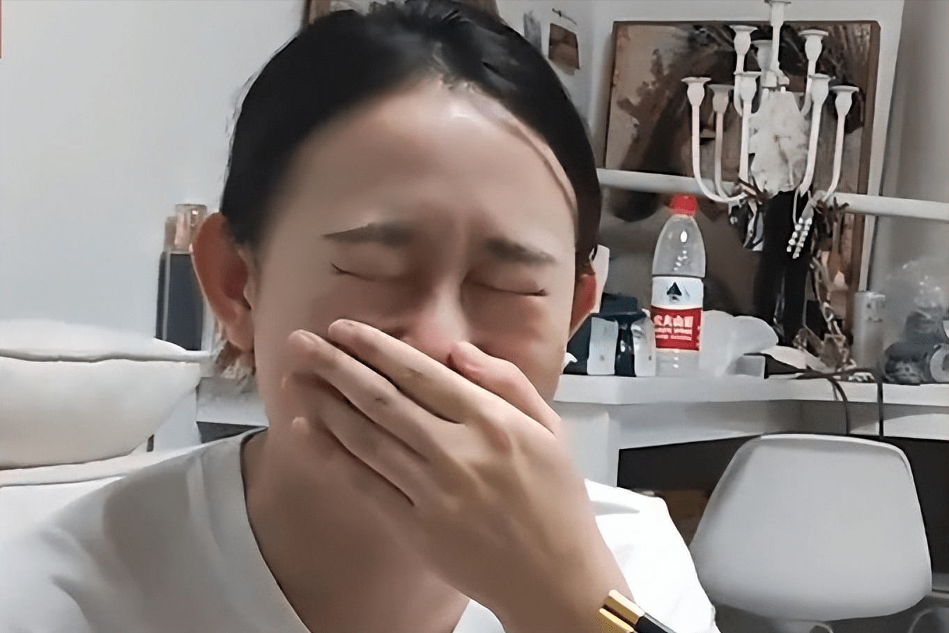 22岁女子为找对象发愁崩溃大哭:十全十美的对象确实不太好找!
